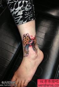 vrouw luipaardprint tattoo met strikoog tattoo