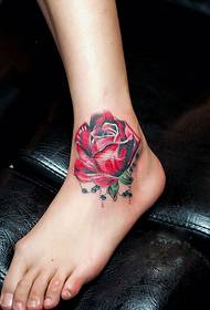 सुंदर लाल गुलाब घोट्याच्या टॅटू चित्रे