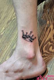 Foto de tatuaje de empeine de corona pequeña y fresca