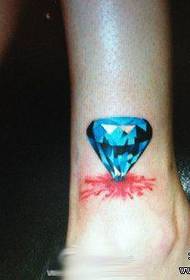 tobillo de niña al final del patrón de tatuaje de diamantes de colores
