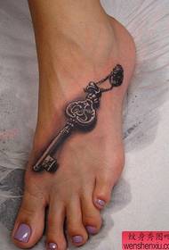 moteriškojo vidinio rakto tatuiruotė