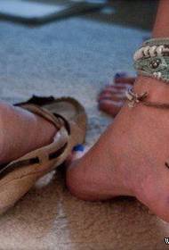 djevojčino stopalo mali totem sidro tetovaža uzorak