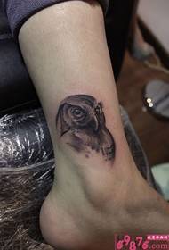 Imagine de tatuaj de gleznă cu cap de vultur