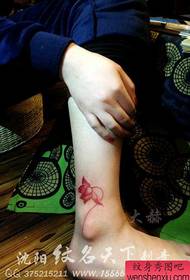 девушки у подножия популярной красавицы с красочным рисунком татуировки лотоса
