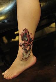 imagen de patrón de tatuaje de daga alternativa de pie
