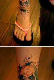 Immagine di tatuaggio alla caviglia con teschio di inchiostro creativo