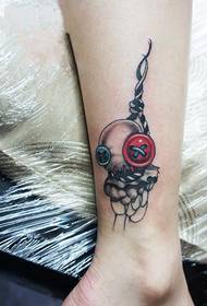Kreativni gumb privjesak gležnja tetovaža slika