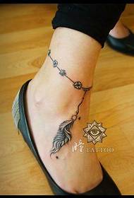 美女脚腕流行的羽毛脚链纹身图案