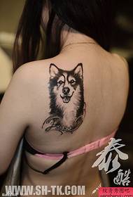 一個女人的背可愛的狗和愛紋身圖案