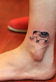 La imagen del espectáculo de tatuajes recomienda un patrón de tatuaje de elefante pequeño en el tobillo