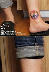 popular y atractivo patrón de tatuaje de color contra la guerra en el tobillo