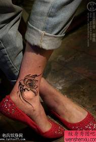 문신으로 여성의 발 연꽃 문신 작품
