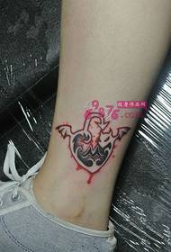 작은 신선한 악마 심장 자물쇠 발목 문신 사진