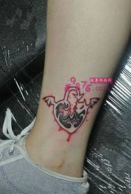 piccola immagine del tatuaggio alla caviglia con chiusura a cuore diavolo fresco