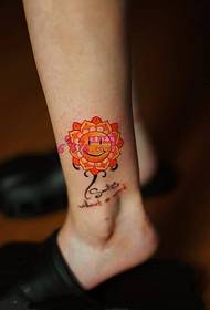 귀엽고 매력적인 작은 태양 꽃 문신 사진