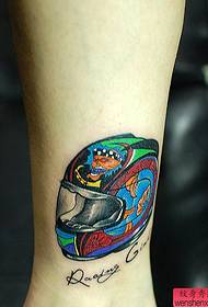 Show de tatuagem para compartilhar um padrão de tatuagem de capacete no tornozelo