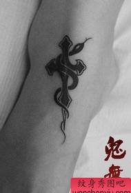 маленький хрестоподібний палець з малюнком татуювання змії