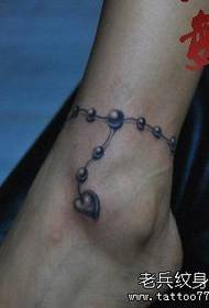 vzor tetování lásky na kotníku dívky