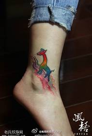 Tatuointinäytös, suosittele naisen nilkanväristä poni-tatuointityötä