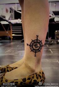 A női boka-iránytű tetoválásműveit a tetoválásüzlet osztja meg