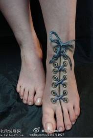 Nuotrauka, kurioje dominuoja pribloškiantis nėrinių tatuiruotės modelis