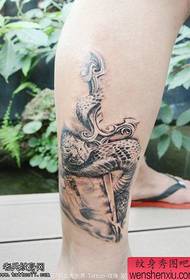 le corps de tatouage de pied de python fonctionne par le partage de chiffre de tatouage