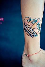 foto creativa piccola cavigliera tatuaggio corona fresca