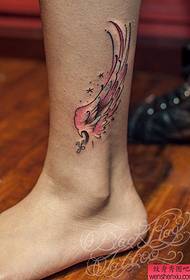 En tatuering av ankelvingarna delas av tatueringsshowen