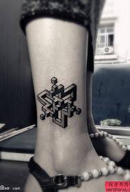 een geometrische tatoeage op de enkel