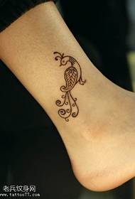 pequeño patrón de tatuaje de tótem de pavo real de pie fresco