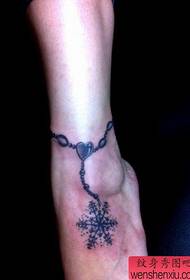 pie de niña un patrón de tatuaje de tobillera de copo de nieve