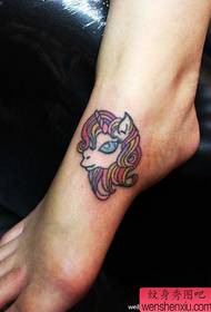 dievčenská noha krásny jednorožec tetovanie