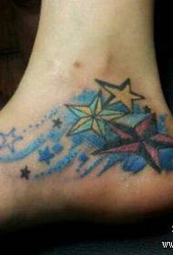 Kızın ayağı iyi görünümlü beş köşeli yıldız ve beş köşeli yıldız dövme deseni