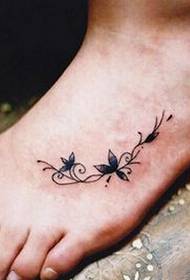 model i bukur i këmbëve model i tatuazhit të lules së mirë, duke parë modelin e tatuazheve