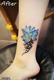 model ky tatuazh i lotusit me ngjyra të kyçit të këmbës