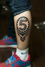 foto di tatuaggio digitale alla caviglia totem tribale