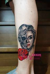 Immagine creativa del tatuaggio lombare dell'incubo