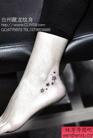 lányok lába gyönyörű kis ötágú csillag tetoválás minta