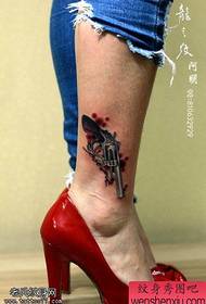 figura e tatuazhit rekomandoi këmbën e një gruaje punon për tatuazhe me pistoletë