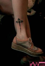 kūrybinis kryžiaus gėlių kulkšnies tatuiruotės paveikslėlis