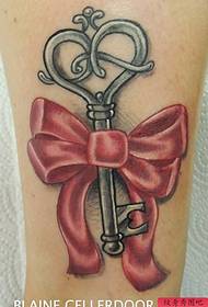фигура за тетоважу препоручила је педала лук кључ тетоважа ради