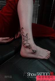 merginos kojų pirštai pagal gražų totemo drugelio tatuiruotės modelį