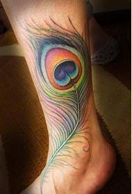 immagine del modello del tatuaggio della piuma del pavone del piede di personalità bella