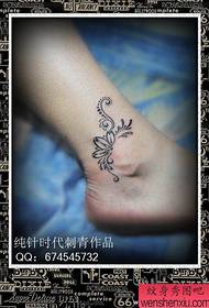 piger fødder Cool og stilfuld tatoveringsmønster for sommerfugl totem