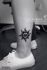 O trabalho da tatuagem do sol do totem do pé é compartilhado pelo museu da tatuagem