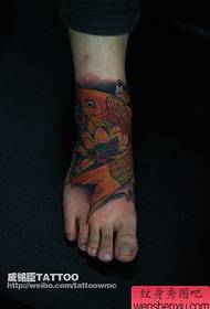 девојка стопала прелепе боје шарана лотос тетоважа узорак