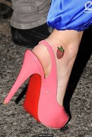 Девојки нозе слатка слика од тетоважа со јагоди