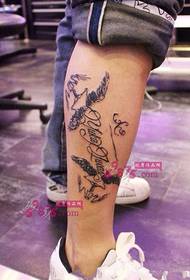 foto di tatuaggio alla caviglia con ali di graffiti creativi