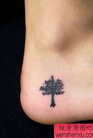 女孩的腳小圖騰樹紋身圖案