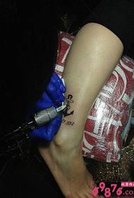 Immagine di processo del tatuaggio di ancoraggio alla moda alla caviglia